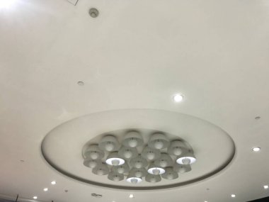 Askıya alınmış alçıtaşı sahte tavan içleri dekoratif ticari bina için küçük noktalı ışıklar ve kase ışıklarıyla