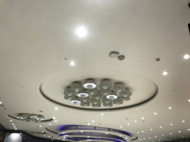 Askıya alınmış alçıtaşı sahte tavan içleri dekoratif ticari bina için küçük noktalı ışıklar ve kase ışıklarıyla
