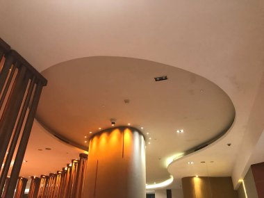 Ticari bir bina için sahte bir alçıtaşı tavan iç mekanı için çekici sarı ışıklandırma