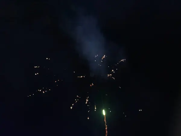 Kolorowe Krakersy Ognia Nocy Dużą Ilością Dymu Ciemnym Tle Świętowania — Zdjęcie stockowe