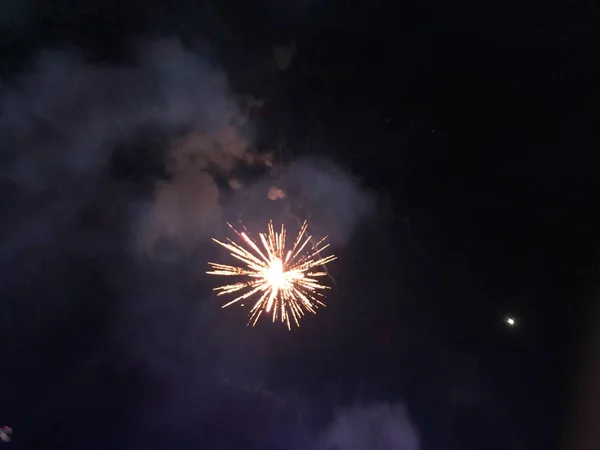 Kolorowe Krakersy Ognia Nocy Dużą Ilością Dymu Ciemnym Tle Świętowania — Zdjęcie stockowe