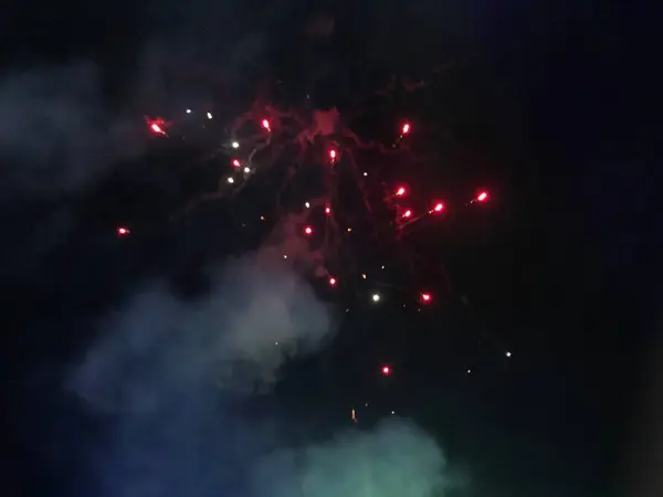 Craquelins Feu Colorés Nuit Avec Beaucoup Fumée Arrière Plan Sombre — Photo