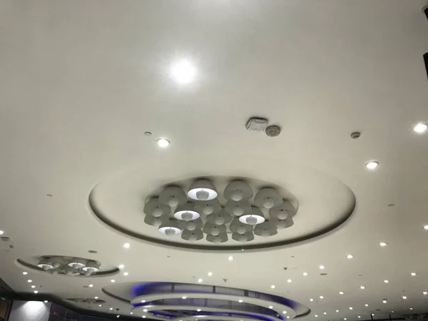 ボウルライトと装飾的な商業ビルのための小さな点線のライトと石膏偽の天井のインテリアを中断 — ストック写真