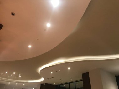 Eğri Alçıtaşı sahte tavanı ya da beş yıldızlı bir otel binasının iç mimarisine sahip askıya alınmış bir yapı.