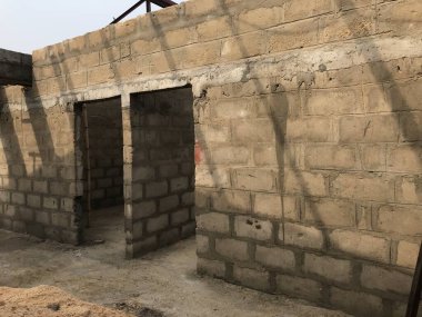 Blok üzerinde, bir konut projesinde kapı yüksekliği üzerinde sürekli ya da sürekli lintel inşaatı