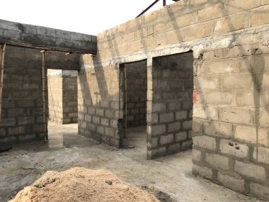 Blok üzerinde, bir konut projesinde kapı yüksekliği üzerinde sürekli ya da sürekli lintel inşaatı