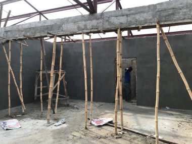 Bir endüstriyel projelerin inşaat sahasında veya projesinde bambu desteği ve taban kaplaması kullanarak beton ışınla