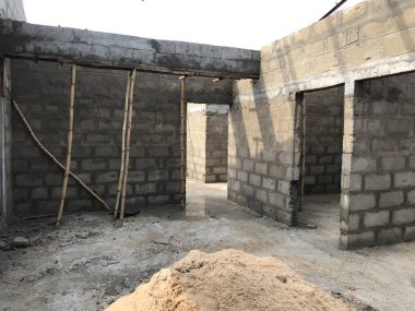 Blok üzerinde, bir konut projesinde kapı yüksekliği üzerinde sürekli ya da sürekli lintel inşaatı