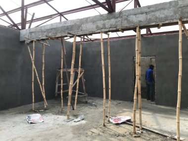 Bir endüstriyel projelerin inşaat sahasında veya projesinde bambu desteği ve taban kaplaması kullanarak beton ışınla