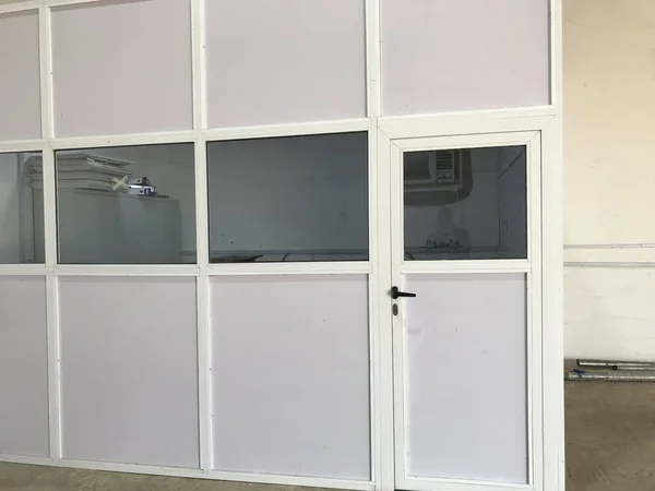 Półszklane Drzwi Panele Wykonane Aluminium Biura Magazynowego Zainstalowanego Betonowej Podłodze — Zdjęcie stockowe