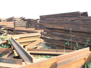 Yapısal çelik kiriş ve açılar bir fabrika fabrikası için depolanmış.