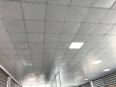 Bir çalışma istasyonu için geniş bir açık alan ofis binası için askıya alınmış sahte tavan iç dizaynı