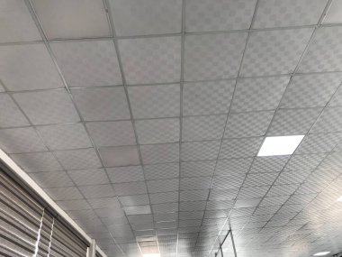 Bir çalışma istasyonu için geniş bir açık alan ofis binası için askıya alınmış sahte tavan iç dizaynı