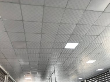 Bir çalışma istasyonu için geniş bir açık alan ofis binası için askıya alınmış sahte tavan iç dizaynı