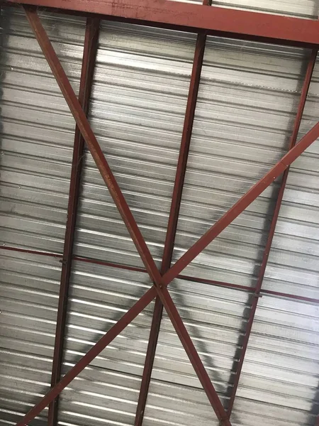 材料の保管および取扱いに向けた倉庫用構造鋼ビームサポート付き亜鉛めっき鋼薄板屋根シート — ストック写真