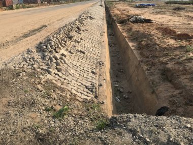 Konsolidasyon ve sıkıştırma eksikliği nedeniyle, yol omuz geliştirme çalışmalarına yerleştirilen hatalı iç kilitler