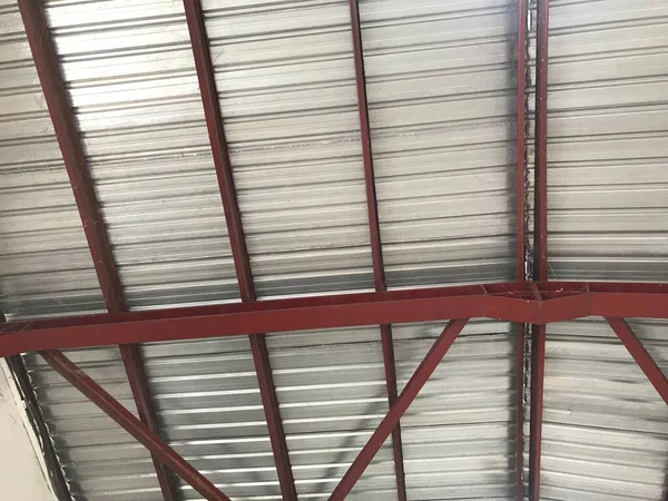 Industrielles Dachblech Über Stahlträgern Für Lager Und Lagerbauarbeiten — Stockfoto