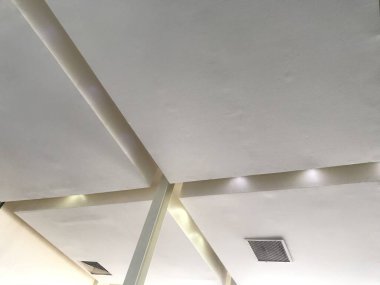 Alçıtaşı sahte tavan ve alüminyum çerçeve ve kanallar kullanarak bir bar ve restoran için alçı levhadan yapılmış koylar