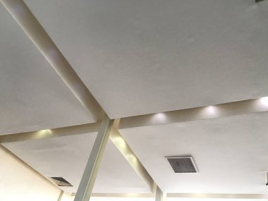 Alçıtaşı sahte tavan ve alüminyum çerçeve ve kanallar kullanarak bir bar ve restoran için alçı levhadan yapılmış koylar