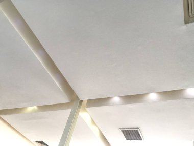 Alçıtaşı sahte tavan ve alüminyum çerçeve ve kanallar kullanarak bir bar ve restoran için alçı levhadan yapılmış koylar