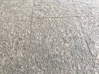 Makine Güney Hindistan 'daki tapınağın açık alanı için taş döşemeleri kesmiş.