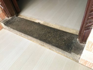 Bir evin ya da konutun girişi için makine taş eşiğini kesti