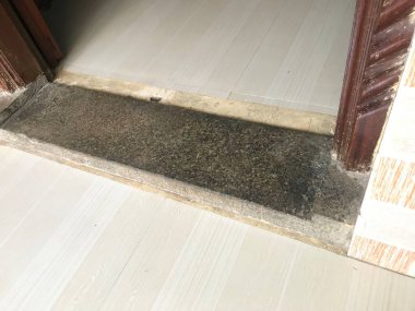 Bir evin ya da konutun girişi için makine taş eşiğini kesti