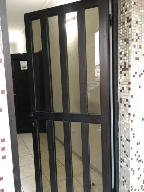 Alüminyum çerçeveli şeffaf cam kapı konut inşaatı için bir balkon için