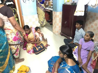 İnsanlar Güney Hindistan 'da Hindu ruhani ve kültürel yöntemlerine göre aile etkinliği için bir araya geliyorlar.