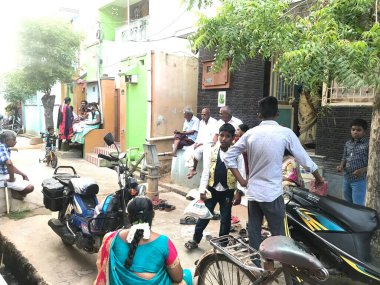 İnsanlar Güney Hindistan 'da Hindu ruhani ve kültürel yöntemlerine göre aile etkinliği için bir araya geliyorlar.