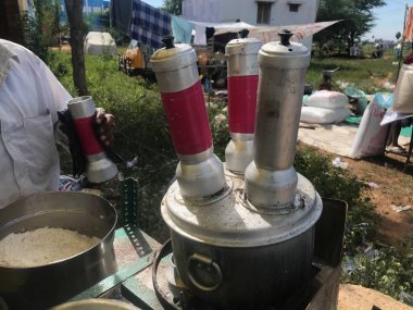 Kerala Eyaleti 'nin ünlü beyaz sarması yol kenarında Hindistan' da yapılıyor.