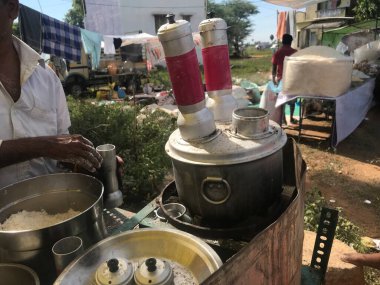 Kerala Eyaleti 'nin ünlü beyaz sarması yol kenarında Hindistan' da yapılıyor.