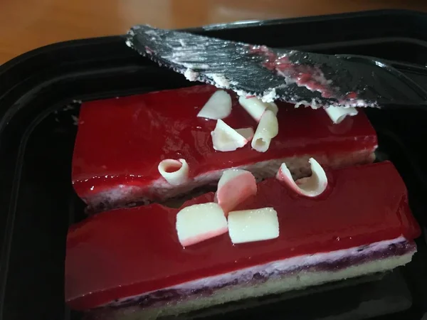 Málna Szivacs Torta Sült Csillagos Szálloda Vágott Műanyag Késsel Szolgálja — Stock Fotó