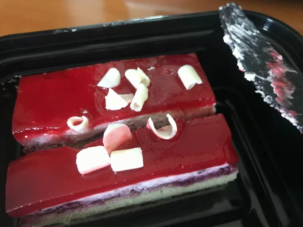 Málna Szivacs Torta Sült Csillagos Szálloda Vágott Műanyag Késsel Szolgálja — Stock Fotó
