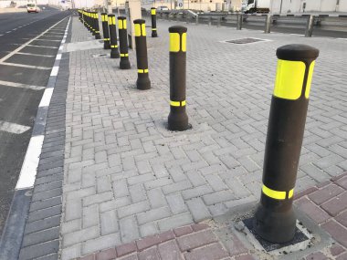 Siyah renk ve sarı floresan uyarı güvenlik reflektör direkleriyle yol kenarı kenetlenmesi