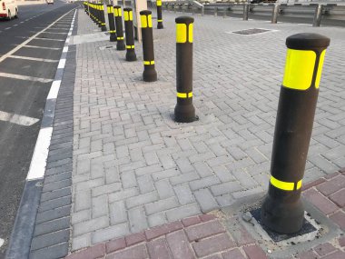 Siyah renk ve sarı floresan uyarı güvenlik reflektör direkleriyle yol kenarı kenetlenmesi