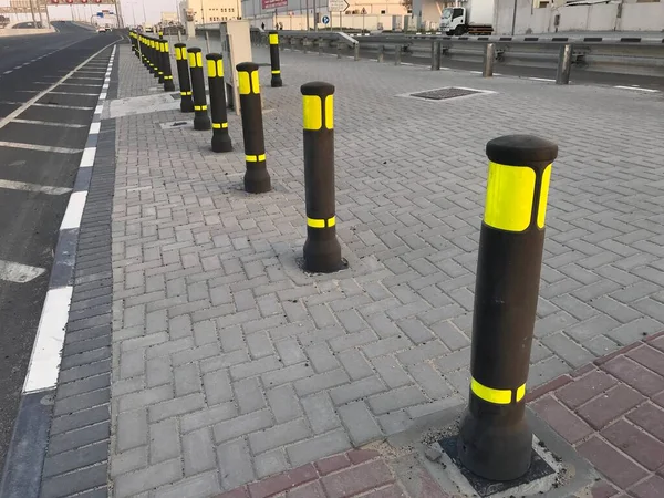 Kolor Czarny Żółtymi Fluorescencyjnymi Słupami Odblaskowymi Zamocowanymi Nad Blokadą Drogową — Zdjęcie stockowe