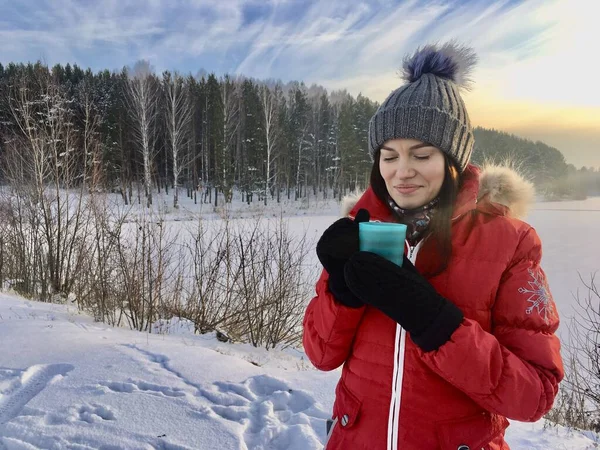 Όμορφο Κορίτσι Χειμωνιάτικο Μπουφάν Μια Κούπα Χειμώνα Στη Φύση Ένα — Φωτογραφία Αρχείου