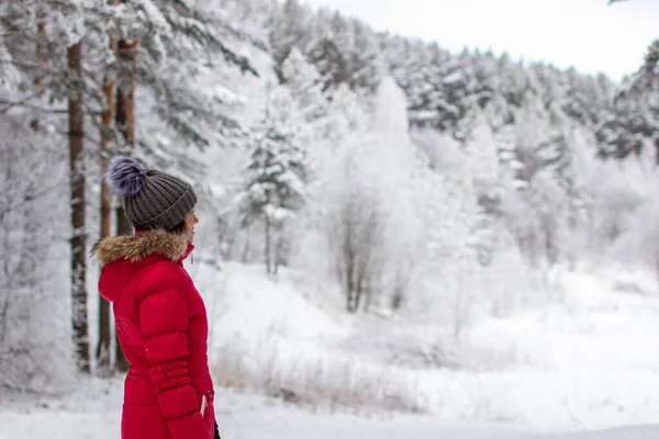 Una Giovane Donna Con Una Giacca Rossa Una Foresta Invernale — Foto Stock