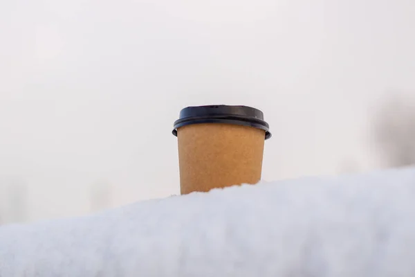 Karton Csésze Kávé Hóban Télen Forró Ital Tea Vagy Kávé — Stock Fotó