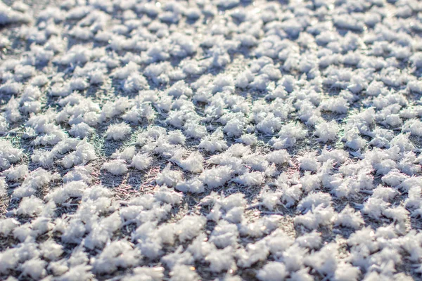 Ijskristallen Witte Sneeuwvlokken Bij Het Water Winter Een Koude Ijzige — Stockfoto