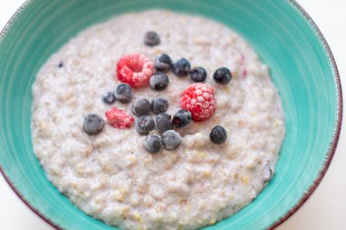 Frenk üzümü ve ahududulu yulaf lapası. Günün başında yararlı bir kahvaltı..