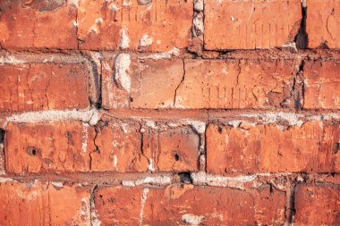 Eski kırmızı tuğla duvar. Tuğlalar sıra sıra dizildi. Grunge taş dokusu.