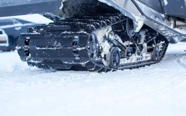 Suspensão traseira de uma moto de neve no inverno. Montando na neve — Fotografia de Stock