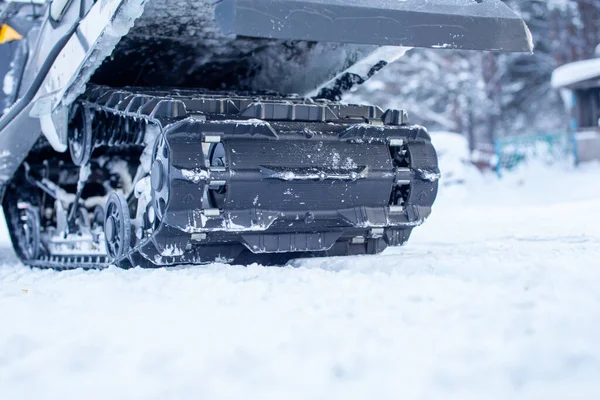 Suspensão traseira de uma moto de neve no inverno. Montando na neve — Fotografia de Stock