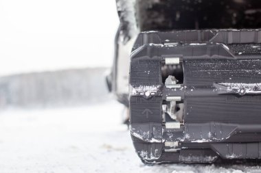 Kışın kar aracının arkasında. Kar motosikletiyle karda yolculuk yapmak. Kar aracının arka süspansiyonu