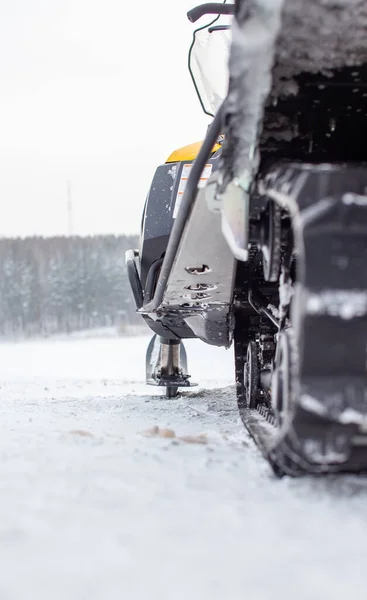 Πίσω Μέρος Του Snowmobile Χειμώνα Οδηγώντας Στο Χιόνι Πάνω Ένα — Φωτογραφία Αρχείου