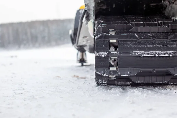 Schneemobil Fahrgestell Winter Nahaufnahme Motorschlittenfahren Wald Mit Dem Motorschlitten Durch — Stockfoto