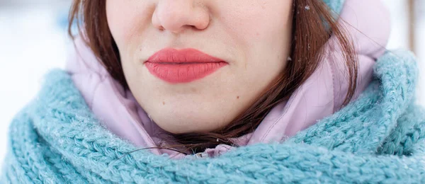 Gadis Itu Memiliki Kawat Gigi Giginya Seorang Gadis Musim Dingin — Stok Foto