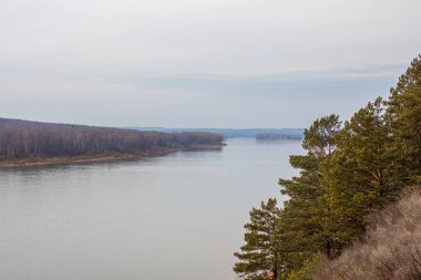 Güzel, geniş nehir sonbaharı ormanların arasında.